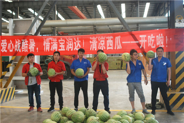 爱心战酷暑，西瓜送清凉——宝润达新材慰问一线生产员工